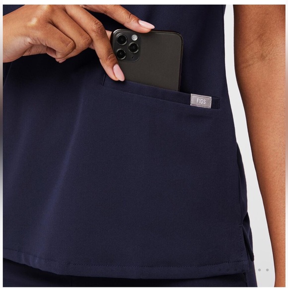 Figs- Casma™ Three-Pocket Scrub Top - Picture 7 of 11